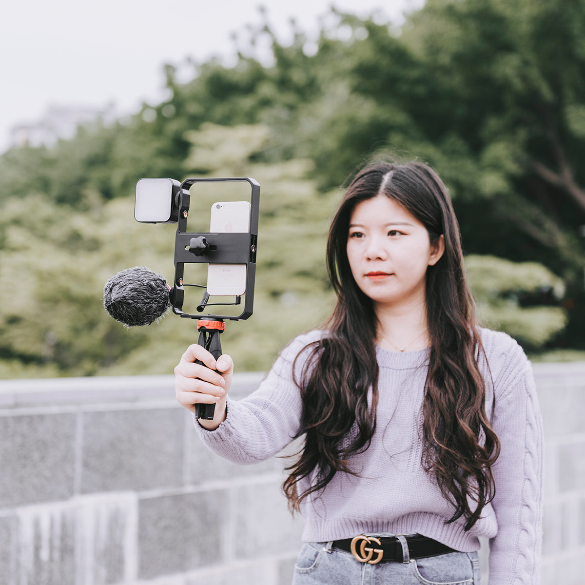 Yelangu PC204 Smartphone Video Rig Kit with Microphone + Light + Mini Tripod for Phone